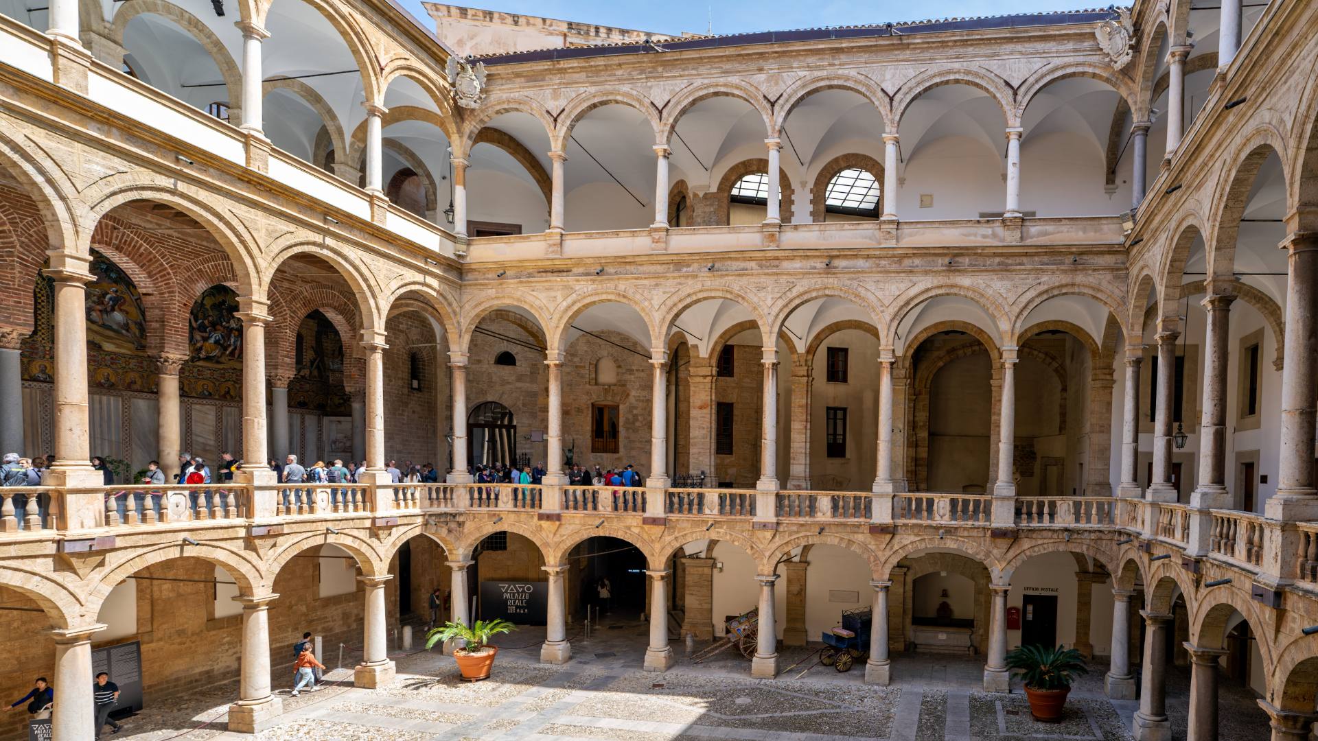 Die Cappella Palatina ist eine beeindruckend prunkvolle Kapelle im Palazzo dei Normanni, dem Königspalast von Palermo. Sie wurde im 12. Jahrhundert unter König Roger II. errichtet und gilt als eines der herausragendsten Beispiele byzantinisch-normannischer Architektur auf Sizilien. Der Innenraum der Kapelle fasziniert mit einer atemberaubenden Fülle an Verzierungen, Mosaiken, Fresken und Skulpturen, die jeden Besucher in Staunen versetzen.